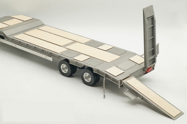 FM 3-Achs-Tiefladeanhänger mit abgesetztem Plateau 1:14